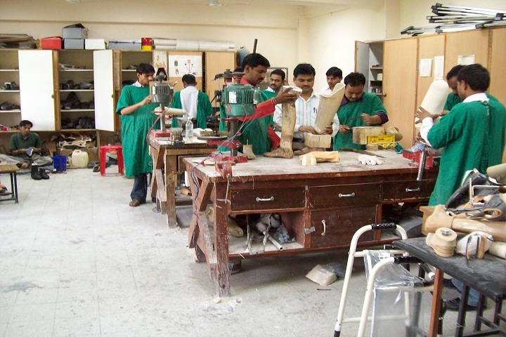https://cache.careers360.mobi/media/colleges/social-media/media-gallery/1608/2021/1/9/Laboratory of Composite Regional Centre for Persons with Disabilities Bhopal_Laboratory.jpg